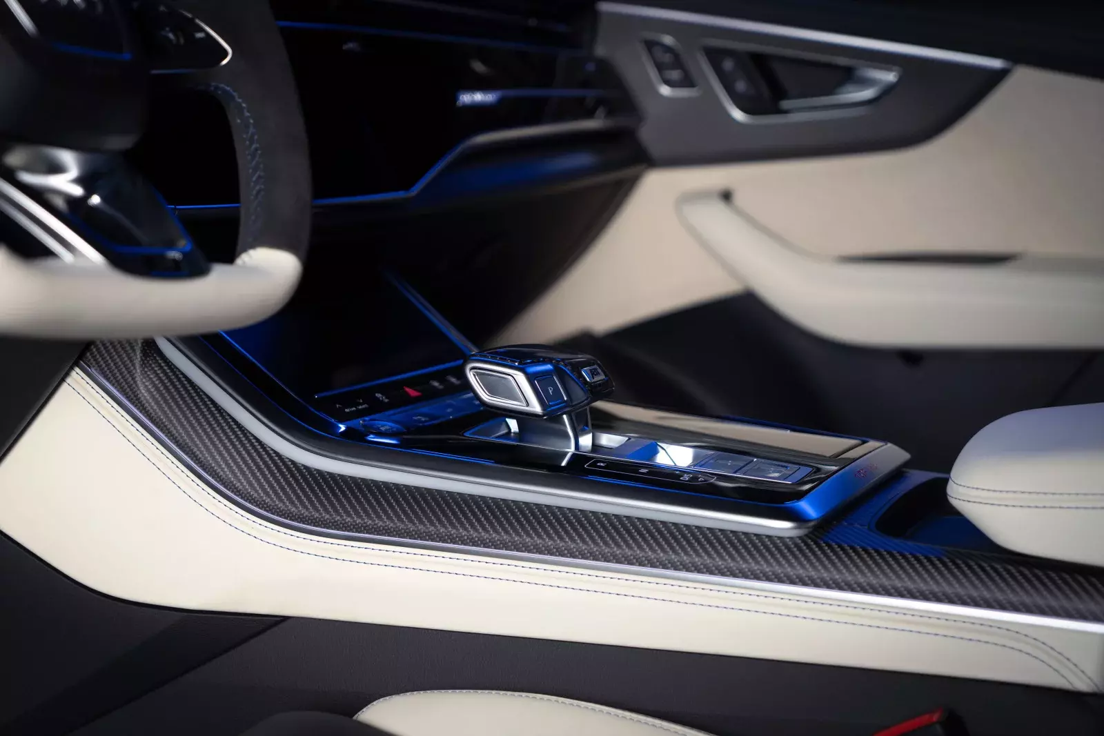 Audi RS Q8 R ������